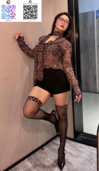 成熟女人的韻味 懂的人自然懂 她不是小女生 她是讓人迷戀的女人 眼神裡有故事 微笑裡