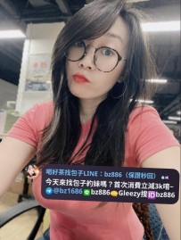 ❤️#台高雄薦 婷婷 164.E.55.36歲 ❤️#售價3200  婷婷坐在沙發上，豐滿的上圍在絲質